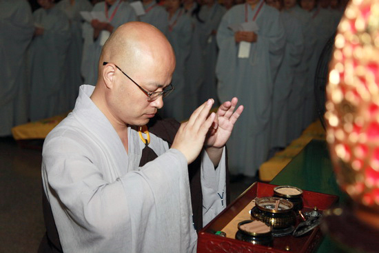 黄梅四祖寺僧俗大众共度中秋佳节