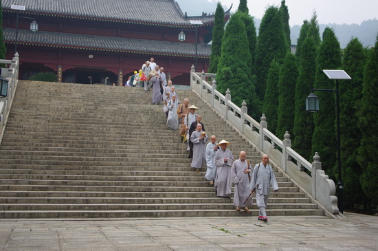 净慧老和尚率本寺常住朝礼双峰山