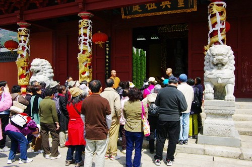 新加坡声闻禅院隆振法师一行来山礼祖