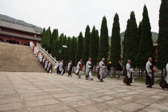 四祖寺举行大金塔挡土墙工程洒净开工仪式