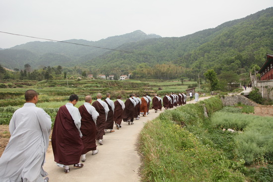 四祖寺举行大金塔挡土墙工程洒净开工仪式