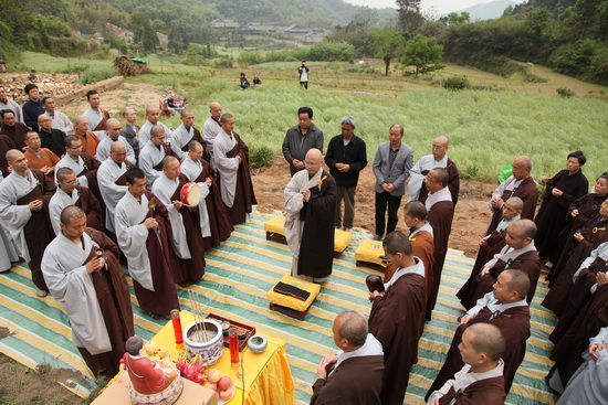 四祖寺举行大金塔挡土墙工程洒净开工仪式