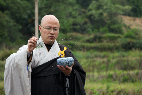 四祖寺举行大金塔挡土墙工程洒净开工仪式