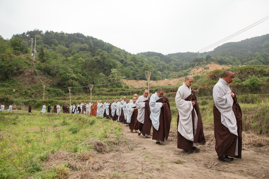 四祖寺举行大金塔挡土墙工程洒净开工仪式