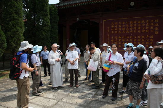 当代著名佛学家霍韬晦教授一行参访四祖寺