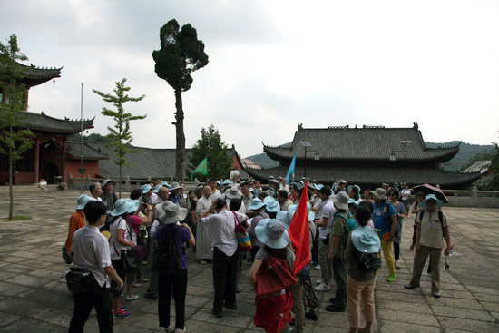 当代著名佛学家霍韬晦教授一行参访四祖寺