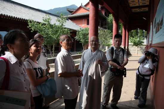 当代著名佛学家霍韬晦教授一行参访四祖寺