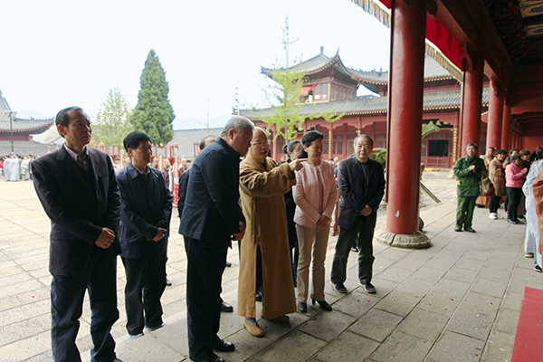 省人大民宗侨外委员会副主任一行来寺调研