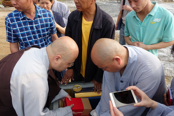 黄梅四祖寺隆重举行大金塔封顶仪式