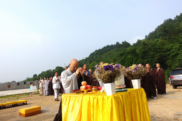 黄梅四祖寺隆重举行大金塔封顶仪式