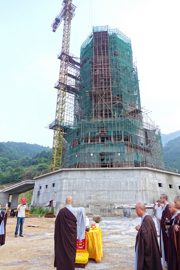 黄梅四祖寺隆重举行大金塔封顶仪式