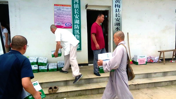 四祖寺及芦花庵常住看望慰问抗洪防汛一线人员