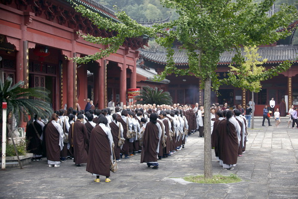 歇去尘劳登觉路　双峰山下作禅僧 | 短期出家圆满