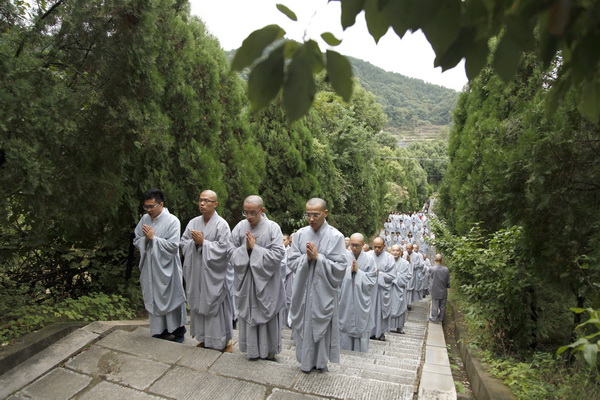 歇去尘劳登觉路　双峰山下作禅僧 | 短期出家圆满