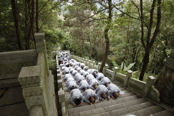 歇去尘劳登觉路　双峰山下作禅僧 | 短期出家圆满