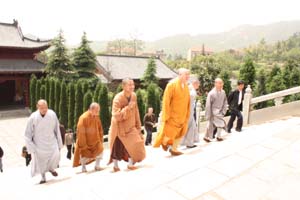 弘法寺印顺法师一行回山礼祖