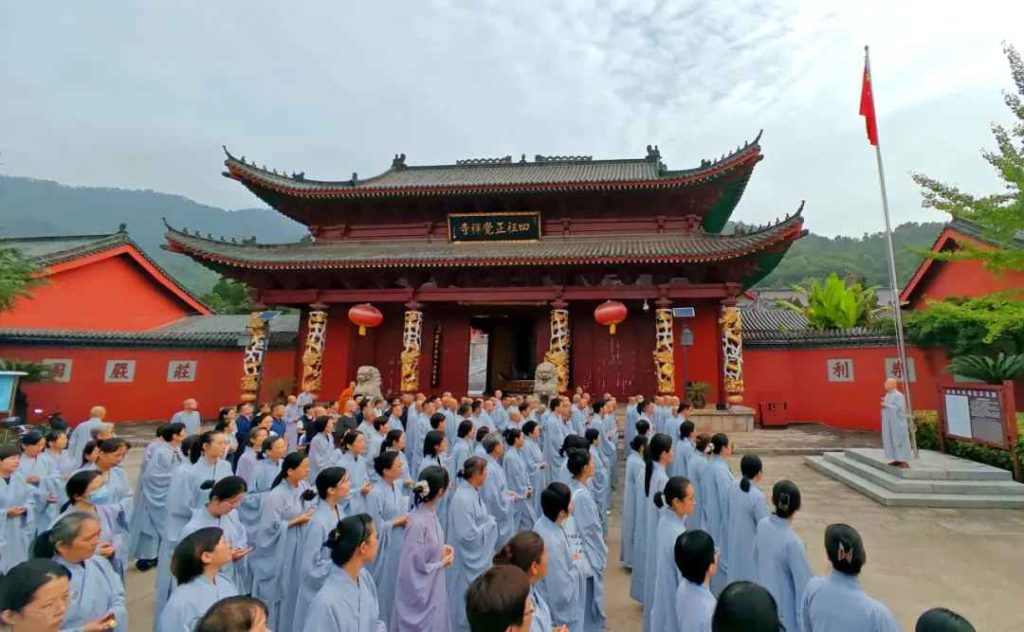 同庆华诞，共沐荣光一一黄梅四祖寺庄严举行升国旗仪式