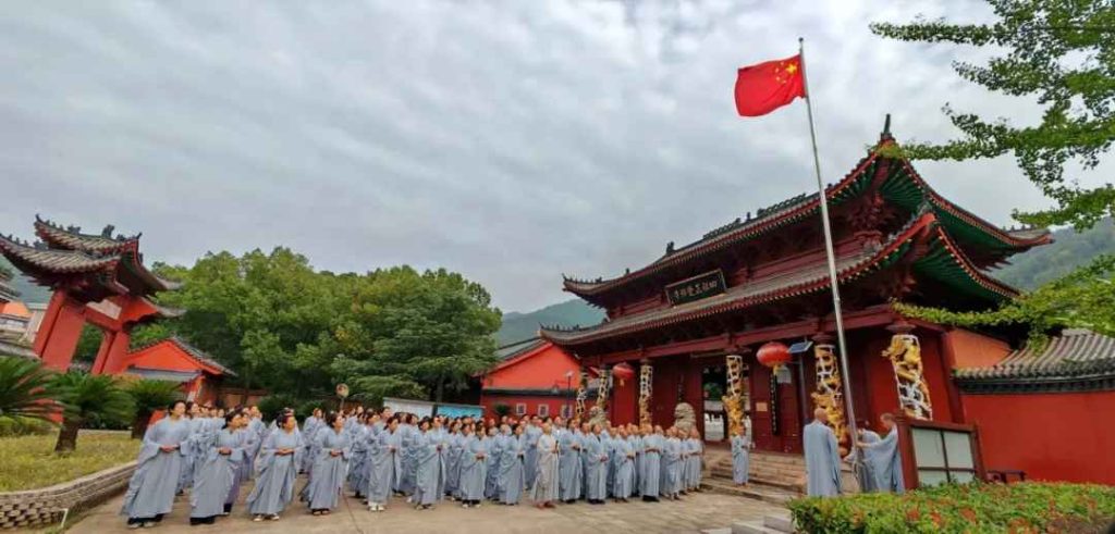 同庆华诞，共沐荣光一一黄梅四祖寺庄严举行升国旗仪式