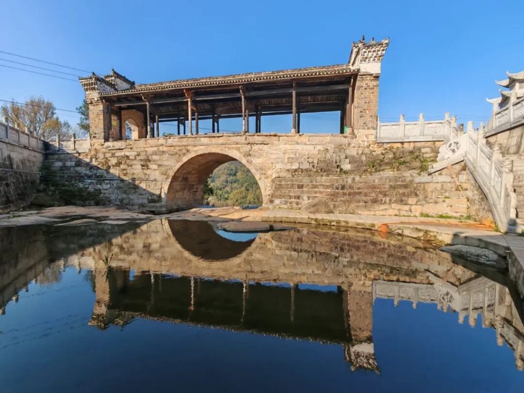 一扇门里的禅风与清凉